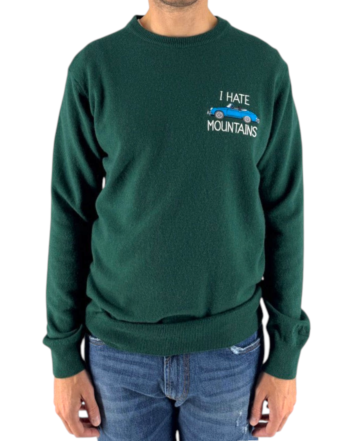 Modello DevidLabel indossa maglione girocollo verde in lana e cashmere con ricamo I Hate Mountains Car sul petto
