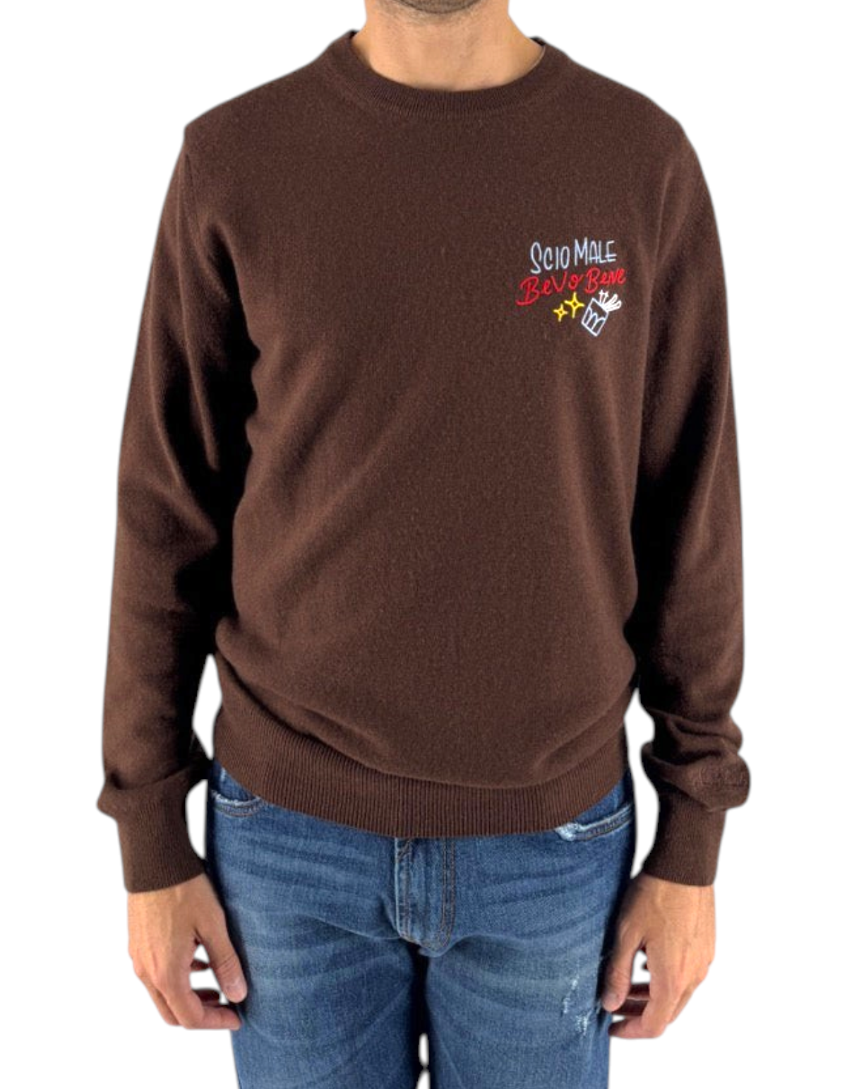 Uomo indossa maglione girocollo marrone DevidLabel in misto lana e cashmere con ricamo ironico sul petto