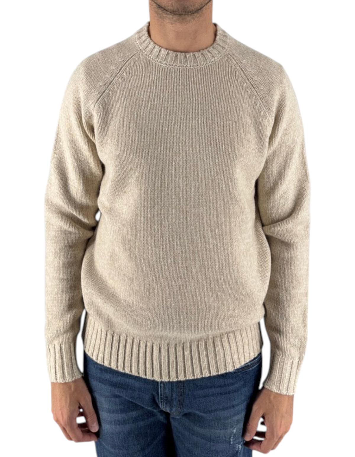Modello indossa maglione girocollo DevidLabel Blunt Mouline beige in lana con maniche raglan e bordo a coste