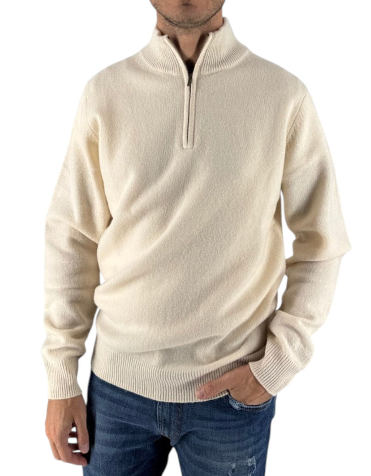 Maglione DevidLabel Jermyn half-zip in lana lambswool color bianco sporco indossato da un uomo