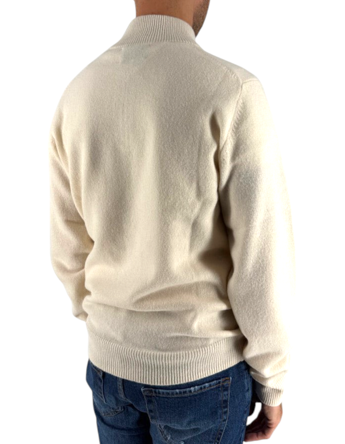 Vista posteriore del maglione DevidLabel Jermyn in lana d'agnello color bianco sporco con collo alto