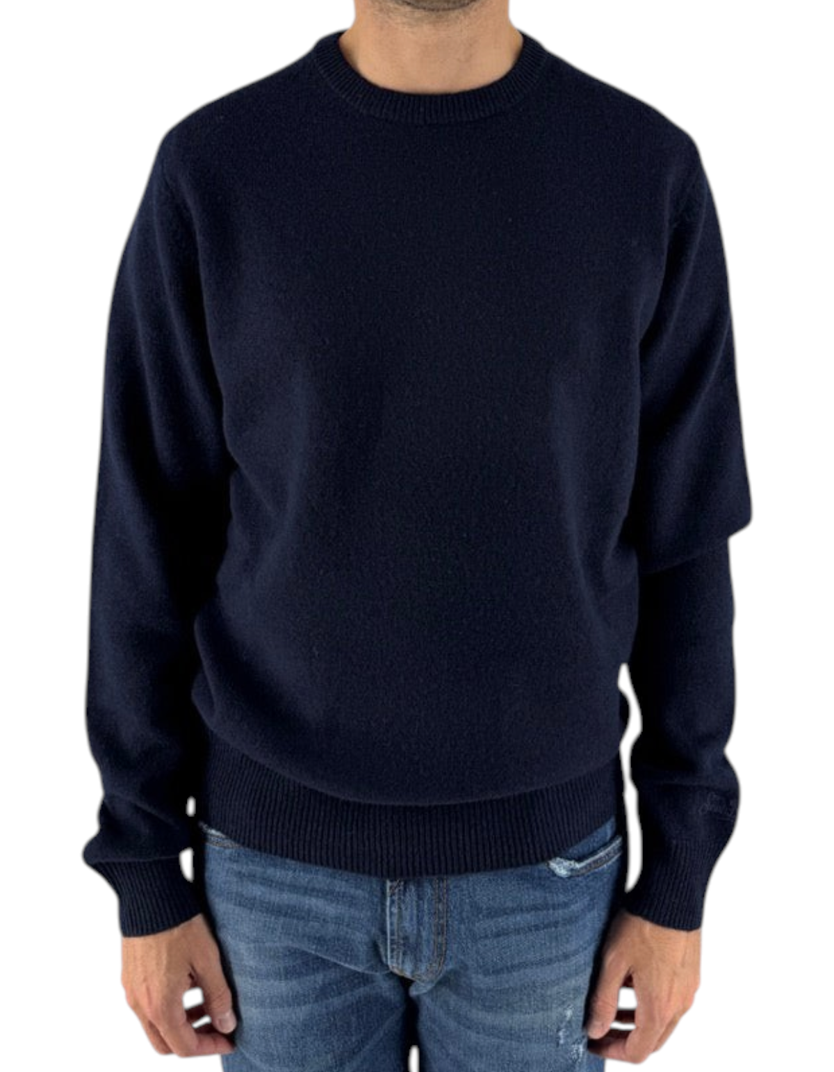 Modello DevidLabel indossa maglione girocollo blu notte in pura lana Regent Lambswool di MC2 Saint Barth
