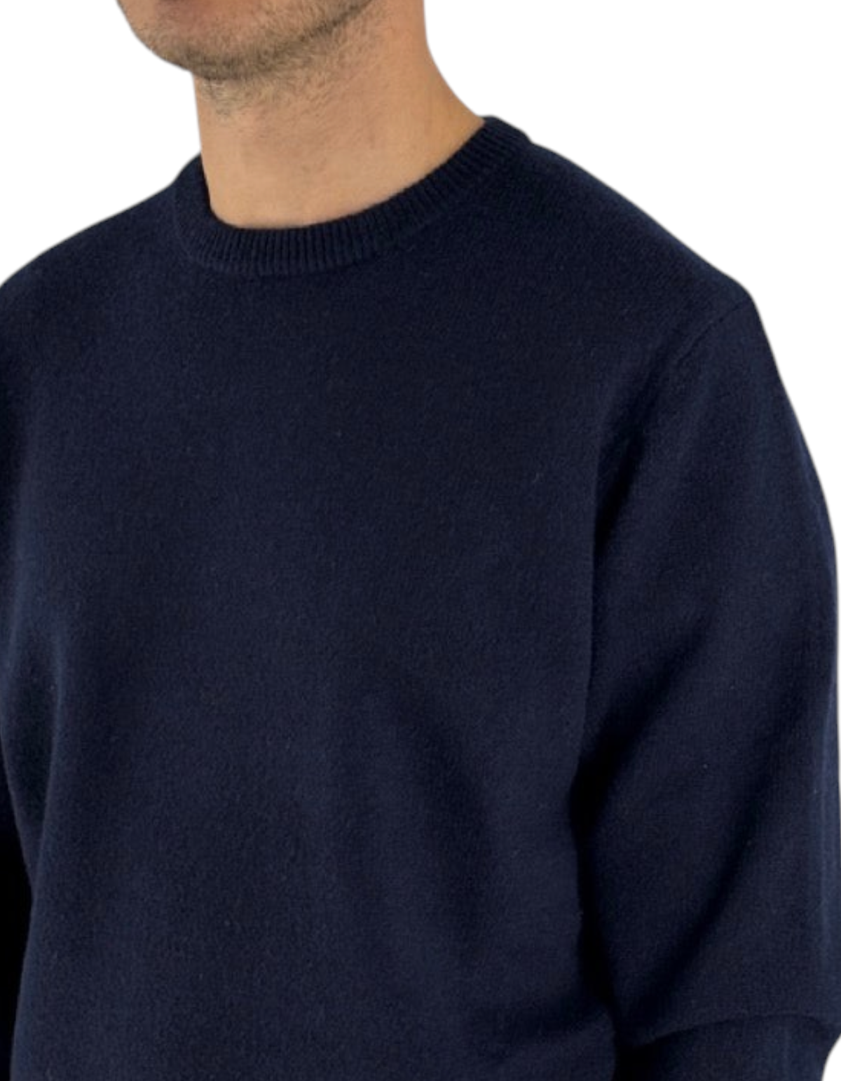 Modello indossa maglione girocollo DevidLabel Regent in lana blu notte con polsini a coste