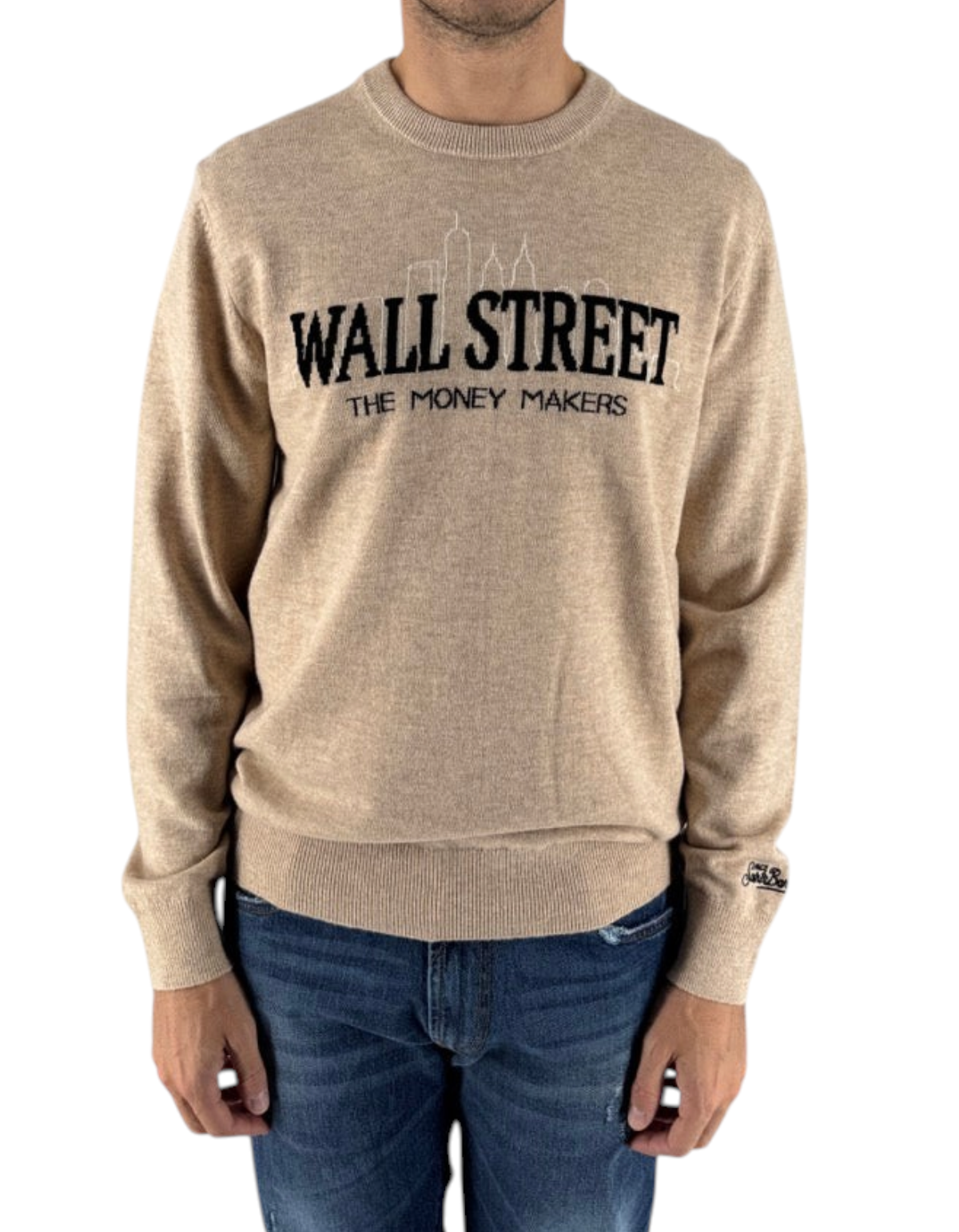 Modello DevidLabel indossa maglione beige MC2 Saint Barth Heron Light con scritta Wall Street sul petto