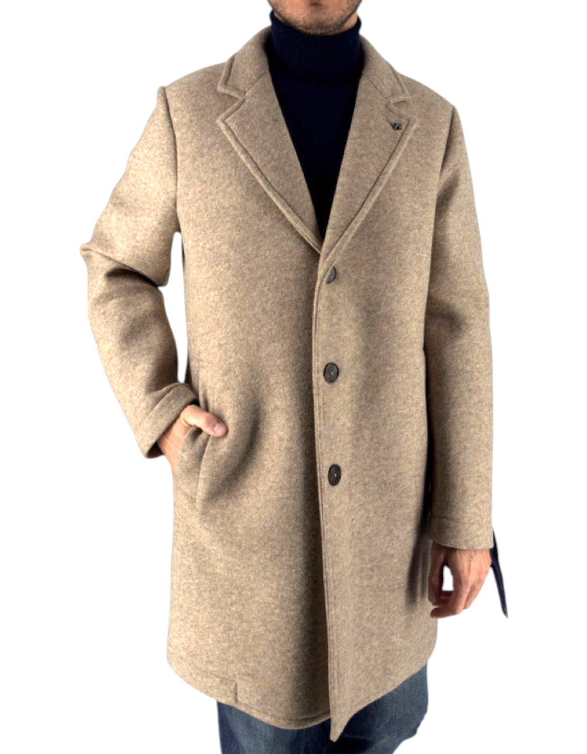 Modello indossa cappotto Distretto 12 Carlos color cacha in lana cotta stretch con revers classici e chiusura a bottoni