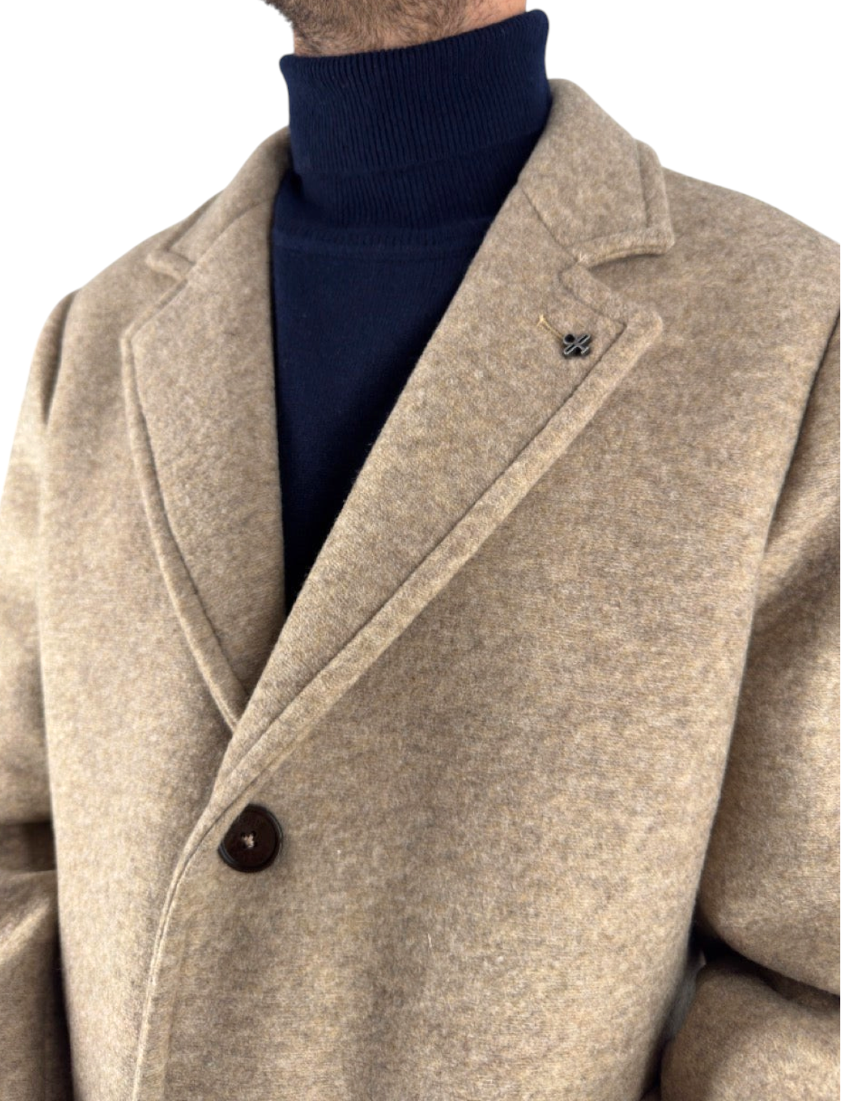 Cappotto Distretto 12 modello Carlos in lana cotta color cacha con revers classici e spilla distintiva sul bavero