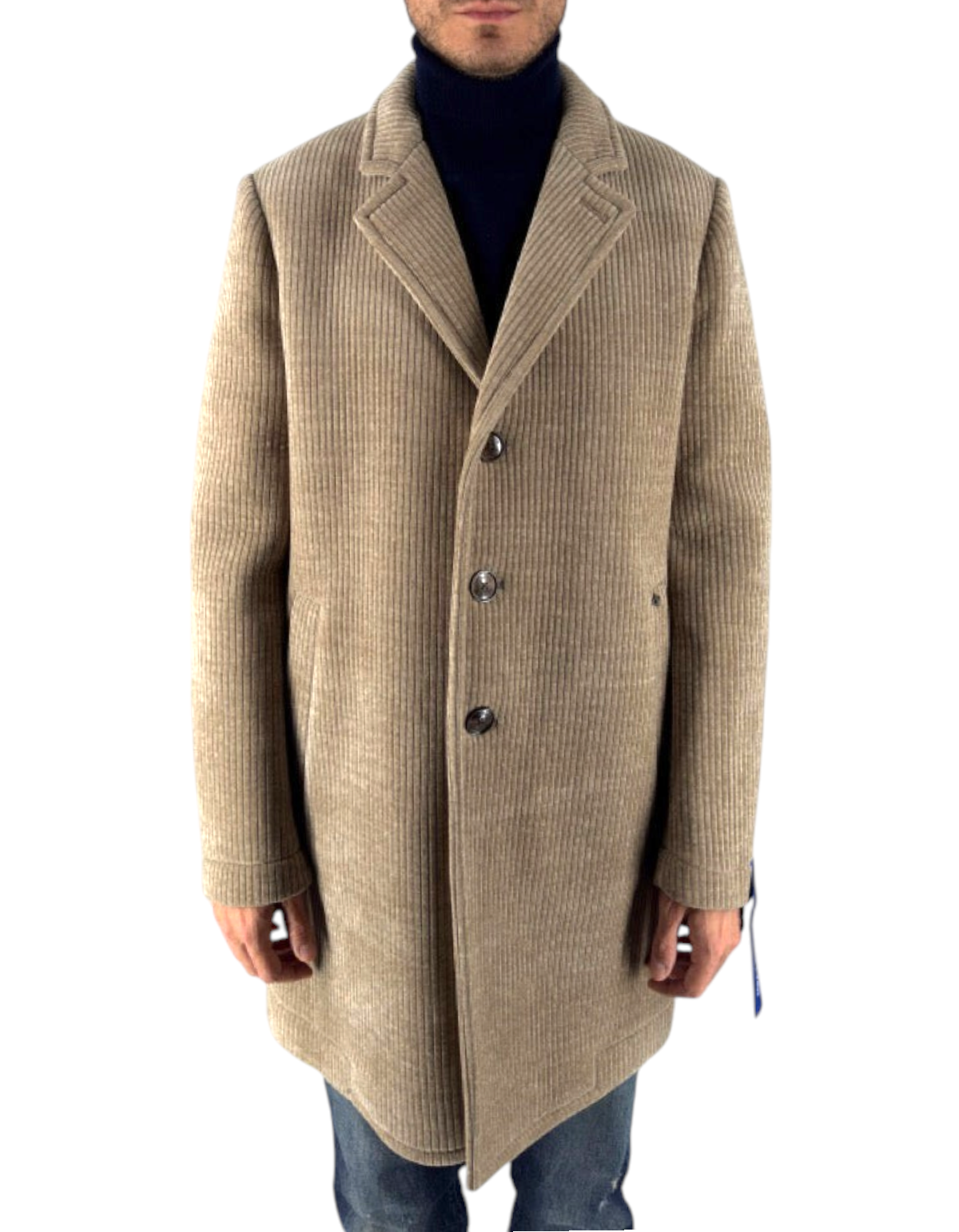 Modello indossa cappotto Distretto 12 Alba color cacha in velluto a costa francese con chiusura a tre bottoni