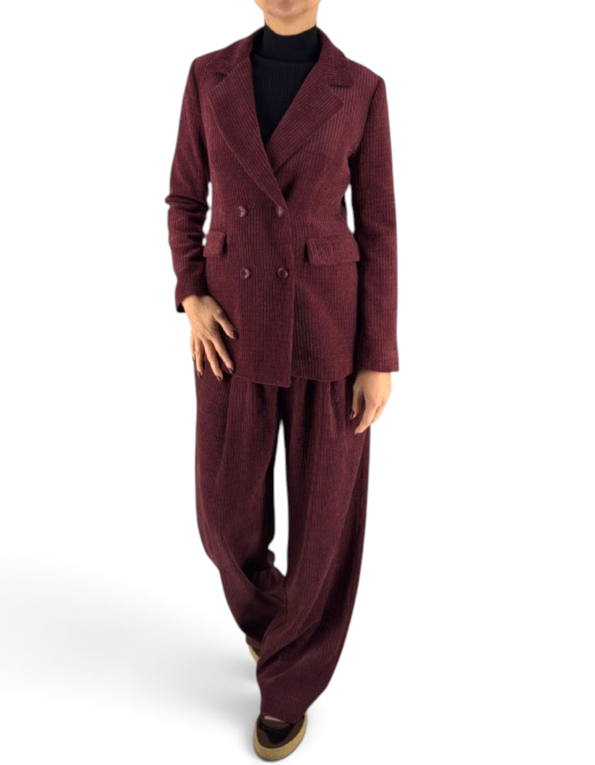Modella indossa giacca doppiopetto Distretto 12 Torino in velluto a coste color vino con pantaloni coordinati