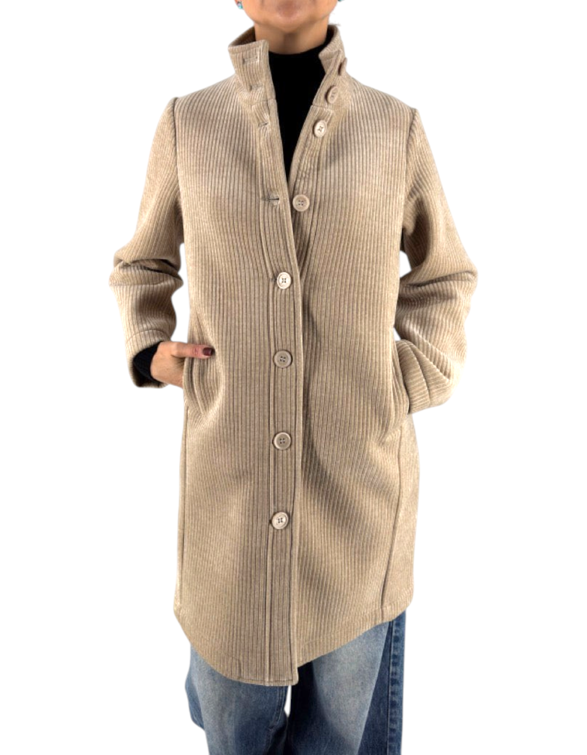 Donna indossa cappotto Distretto 12 modello Alba color sabbia in velluto a costa francese con chiusura a bottoni