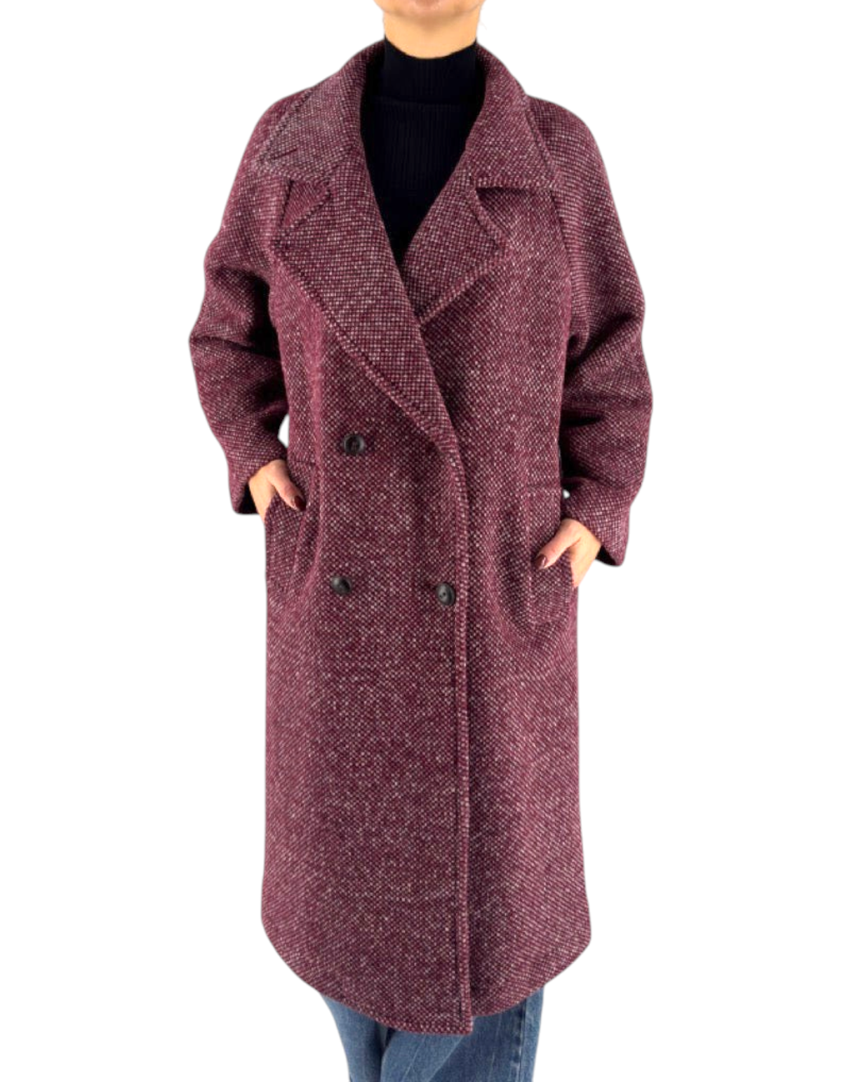 Modella indossa cappotto oversize Distretto 12 in misto lana color vino con revers ampi e chiusura doppiopetto