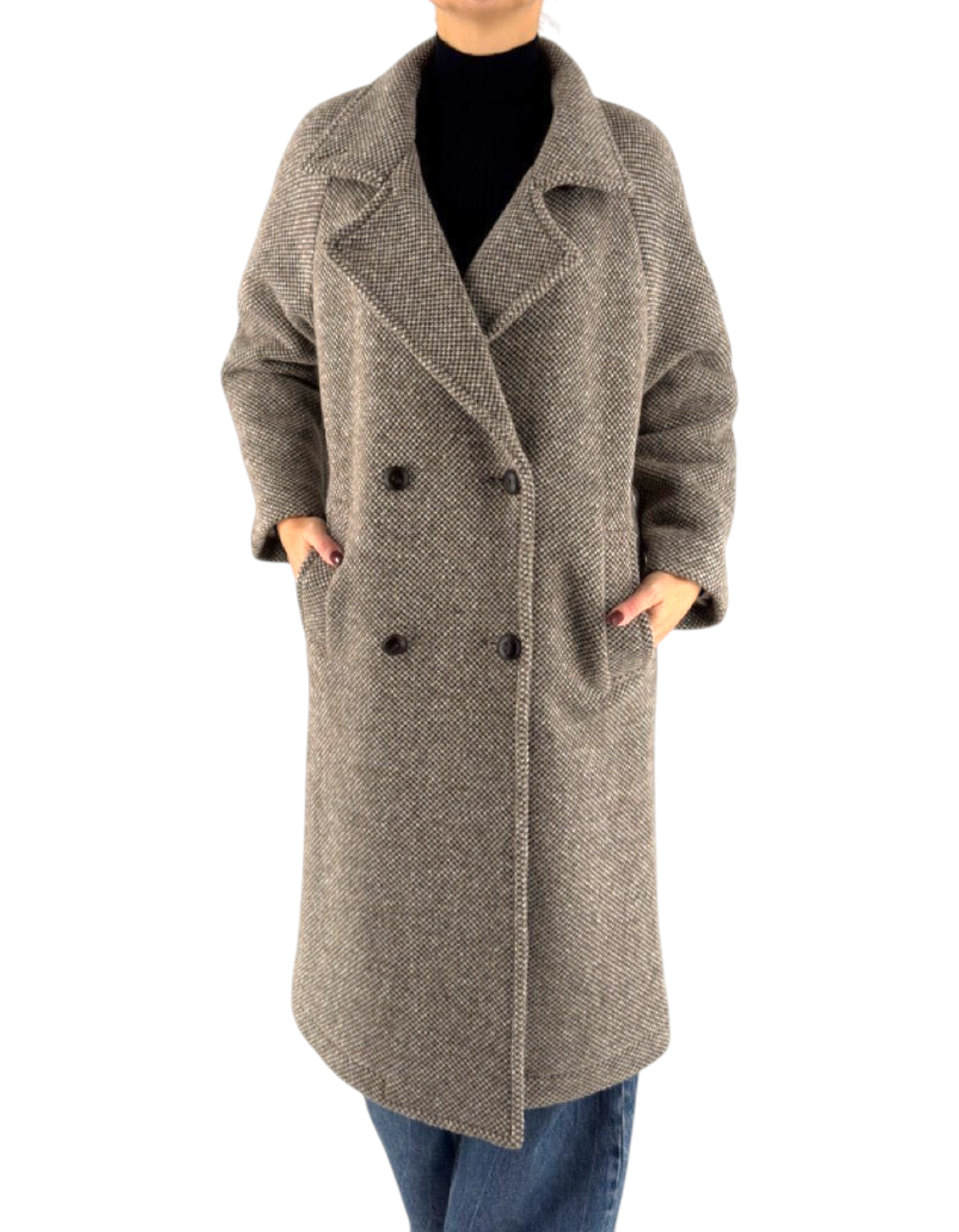 Modella indossa cappotto over Distretto 12 Blasius color tortora in misto lana con chiusura doppiopetto
