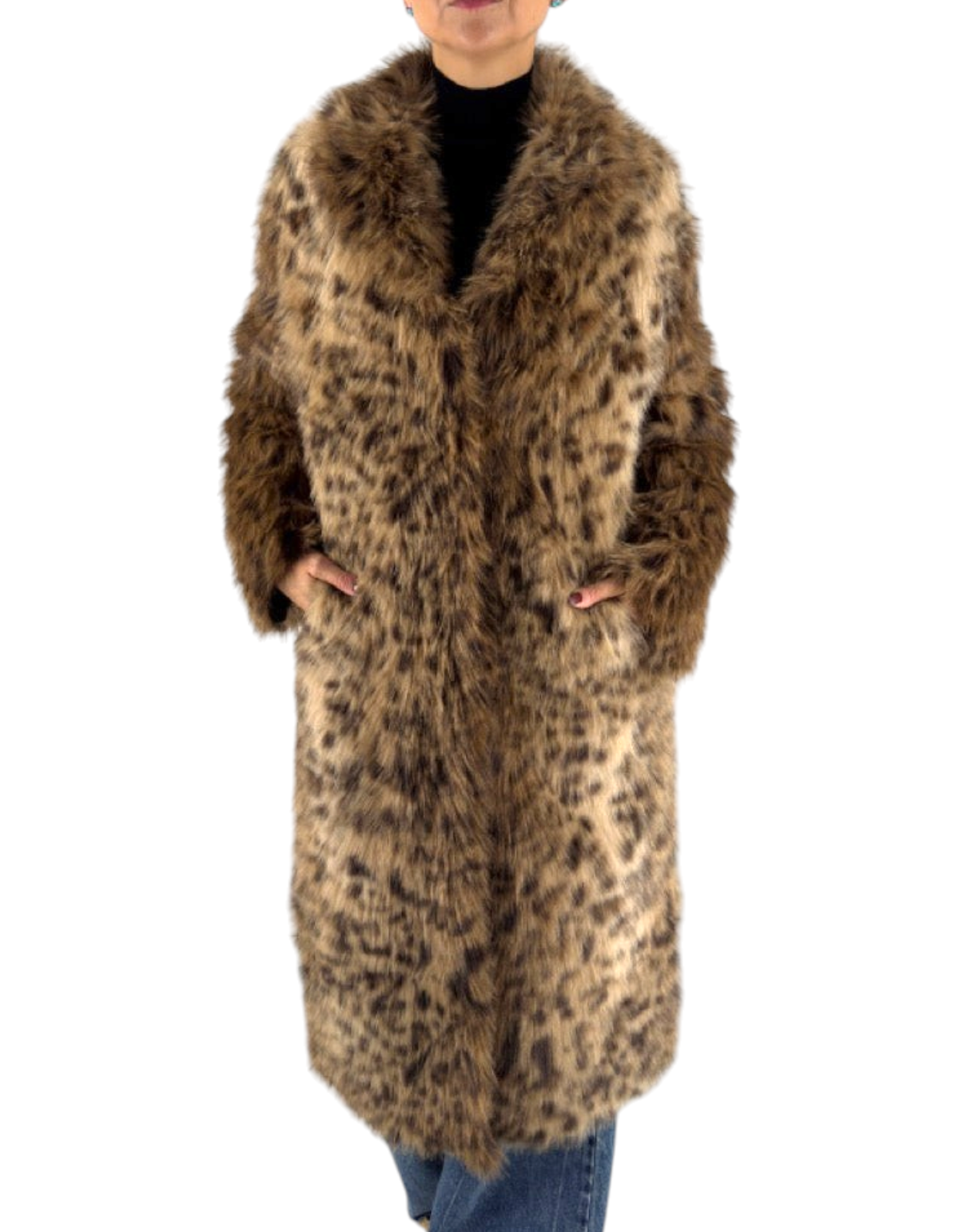 Modella indossa un cappotto lungo reversibile in pelliccia sintetica con fantasia leopardata color nocciola.