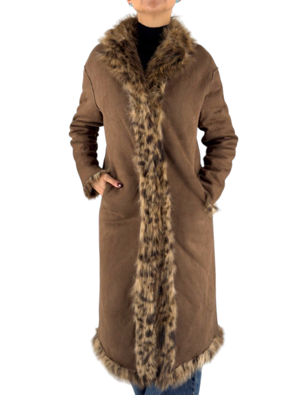 Modella indossa cappotto lungo reversibile color nocciola con finiture in pelliccia sintetica leopardata