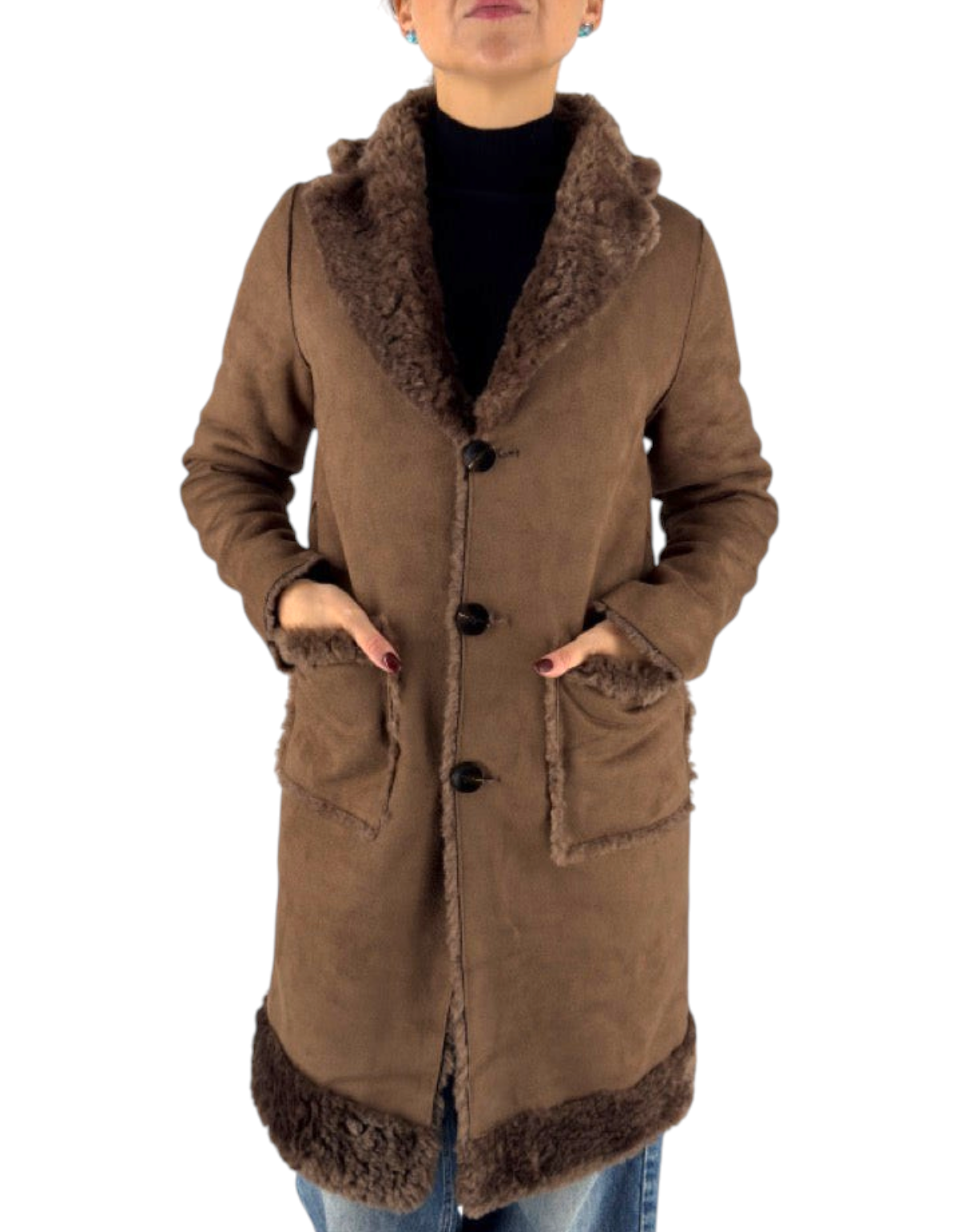Modella indossa cappotto reversibile color fango e nocciola con finitura effetto suede e pelliccia sintetica