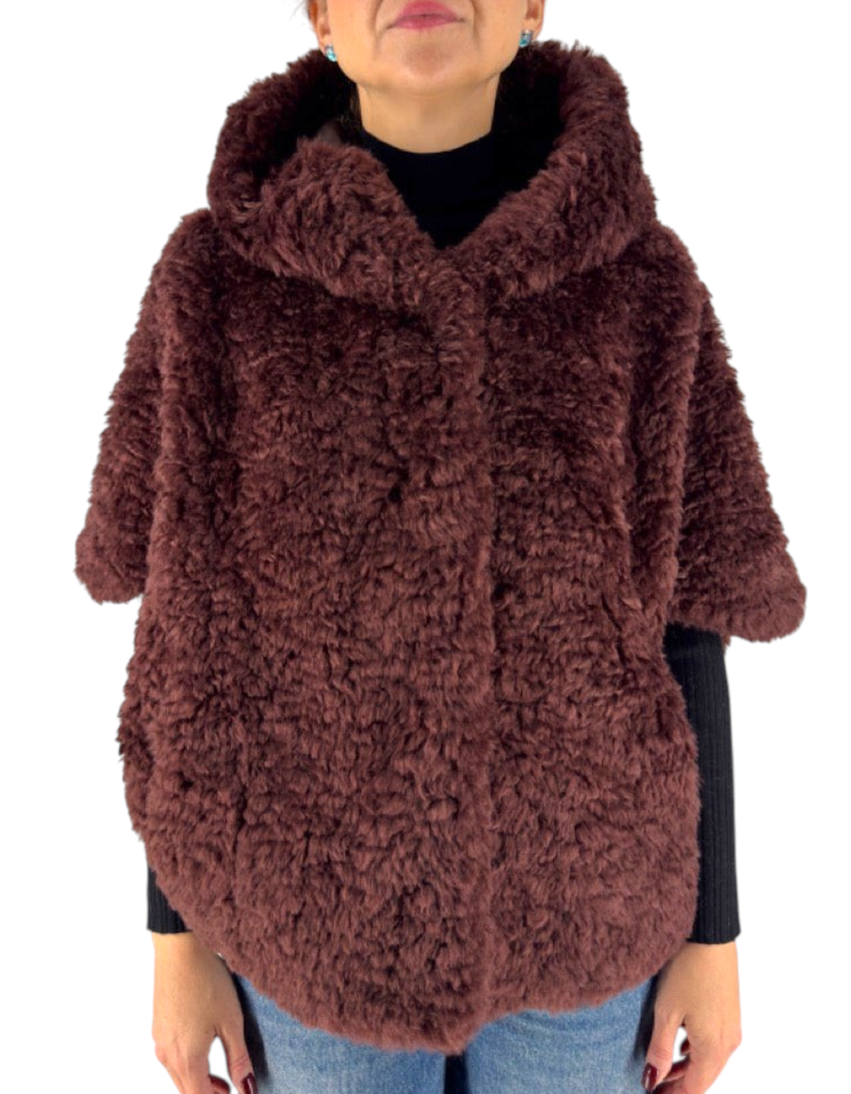 Cappa reversibile bordeaux in poliestere con cappuccio indossata da una modella