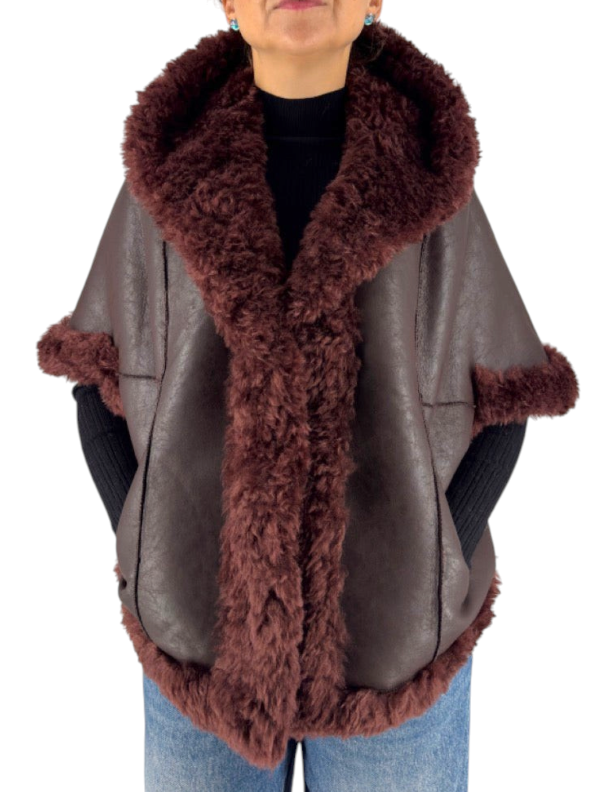 Cappa reversibile bordeaux con cappuccio e finiture in ecopelliccia indossata da una modella
