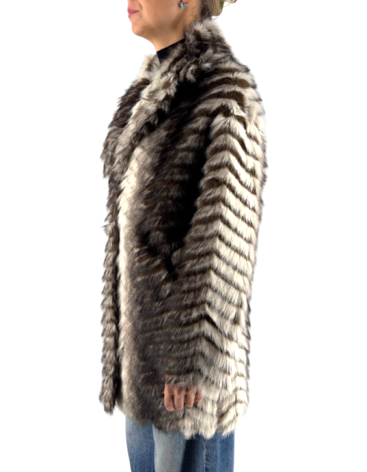 Cappotto reversibile bianco e grigio con lavorazione a zig zag indossato da una donna di profilo