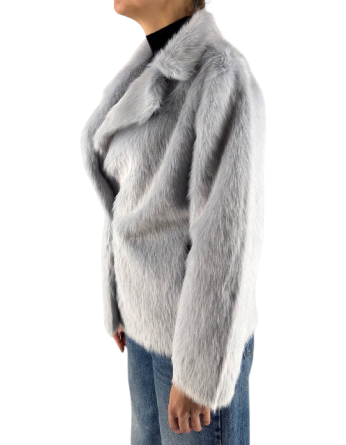 Modella indossa giacca reversibile in pelliccia sintetica color Sky con colletto a revers