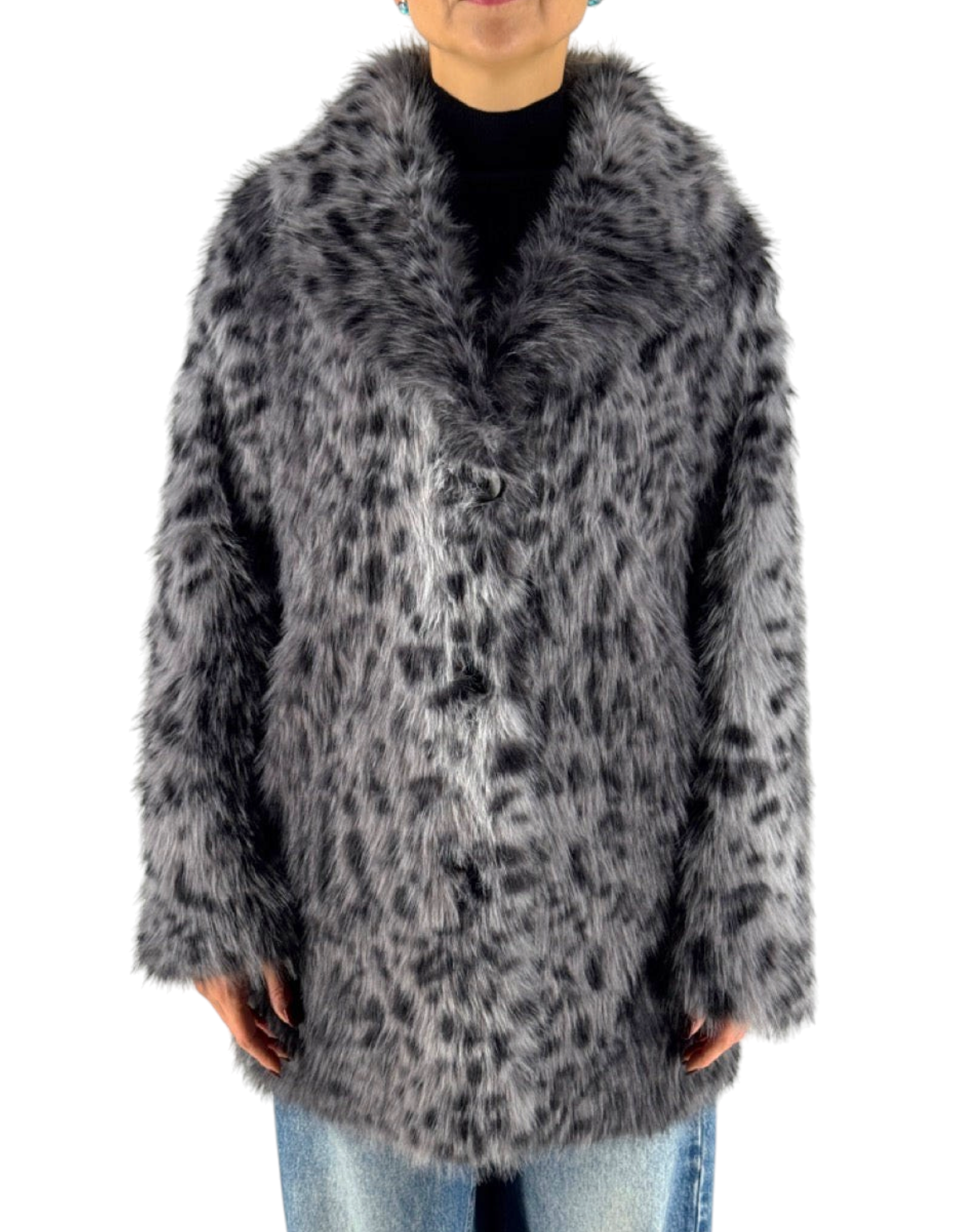 Cappotto reversibile in pelliccia sintetica grigia con motivo leopardato indossato da una modella