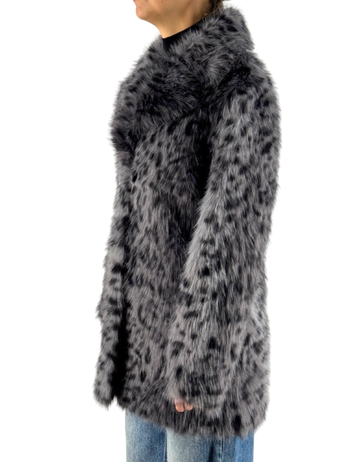 Cappotto reversibile in pelliccia sintetica grigia con stampa leopardata indossato di profilo