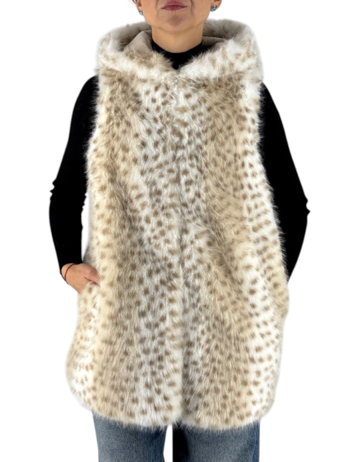 Modella indossa gilet reversibile con cappuccio in stampa lynx effetto pelliccia sintetica
