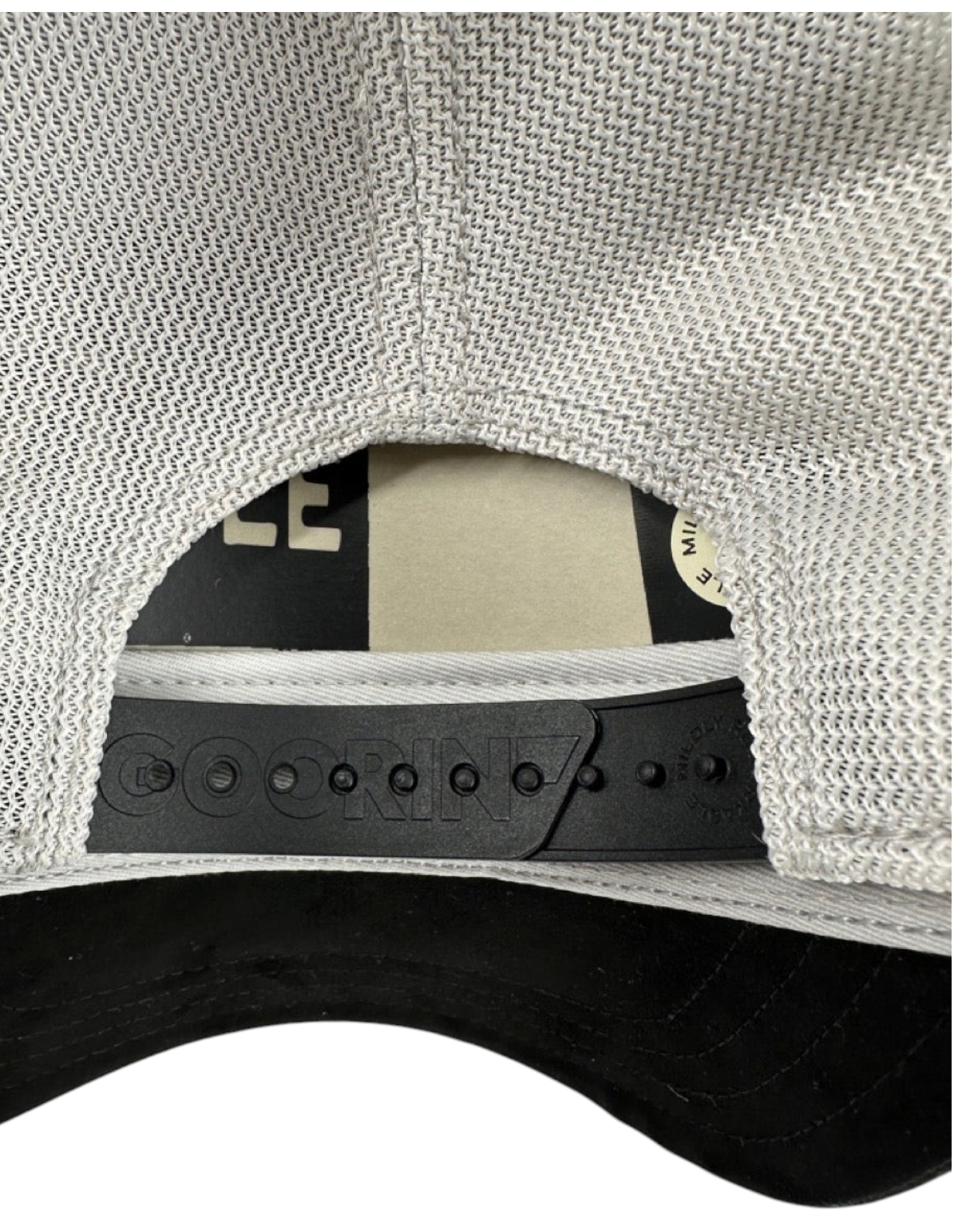 Dettaglio della chiusura a scatto regolabile sul retro del cappellino DevidLabel Goorin Bros Suede Tiger in grigio