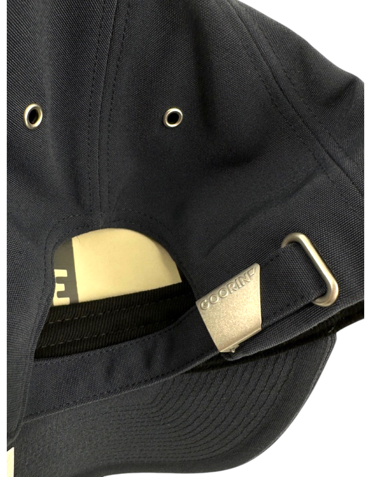 Dettaglio della chiusura posteriore in metallo con logo Goorin Bros su cappellino DevidLabel in cotone blu scuro