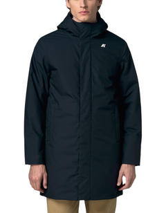 Modello indossa giacca K-Way Thomas Warm Micro Canvas blu scuro con cappuccio, stile urbano per DevidLabel