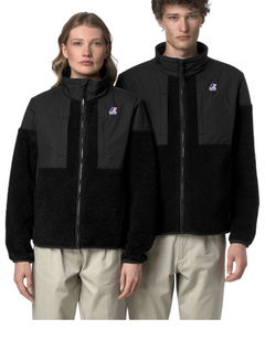 Modello e modella indossano la felpa K-Way Sixte 4.0 Orsetto nera in tessuto tecnico e pile DevidLabel