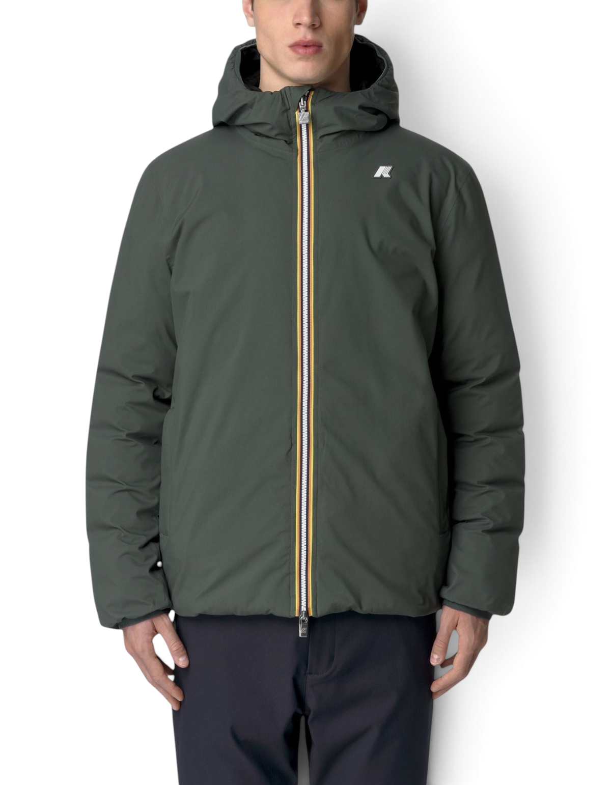 Modello indossa giacca K-Way Jack ST Thermo Double verde scuro con zip iconica, proposta da DevidLabel