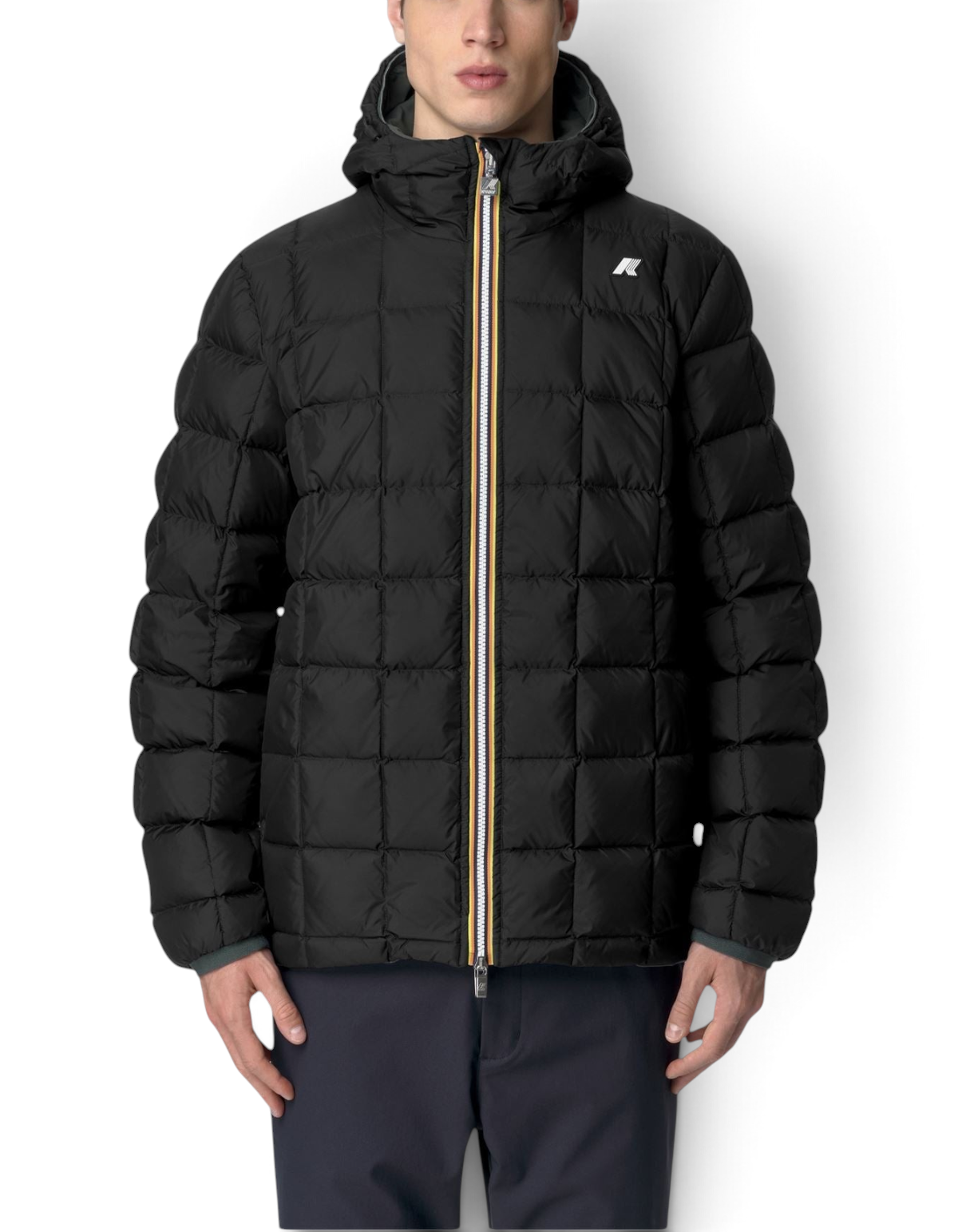 Modello indossa giacca K-Way Jack ST Thermo Double nera trapuntata con cappuccio, collezione DevidLabel autunno inverno