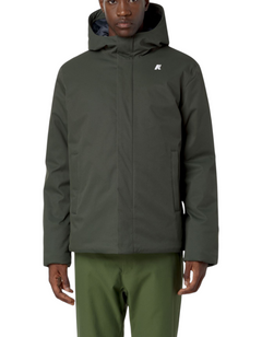 Modello indossa giacca K-Way Jacko Twill Marmotta verde scuro con cappuccio, proposta da DevidLabel per l'inverno.