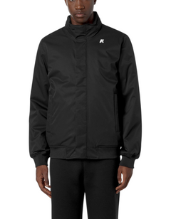 Modello indossa giacca K-Way Amaury Twill Marmotta nera con logo bianco, stile tecnico invernale da DevidLabel