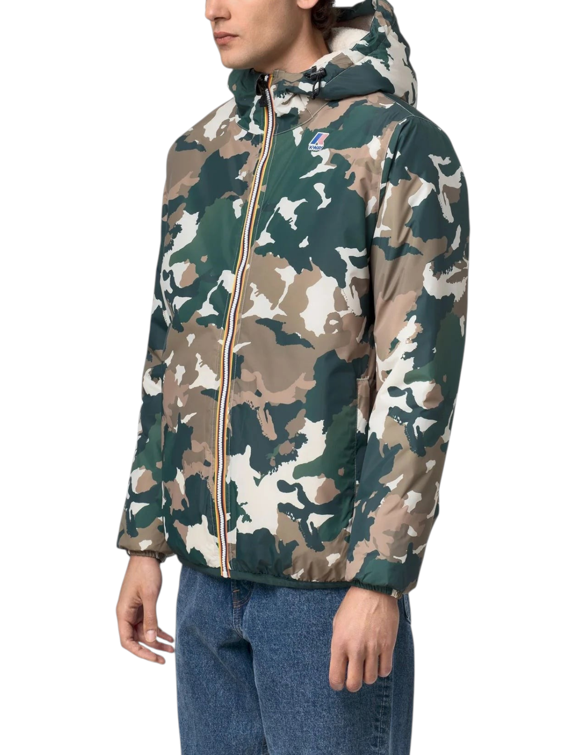 Modello indossa giacca K-Way Claude Orsetto Graphic con stampa camo, interno in pile e zip iconica DevidLabel