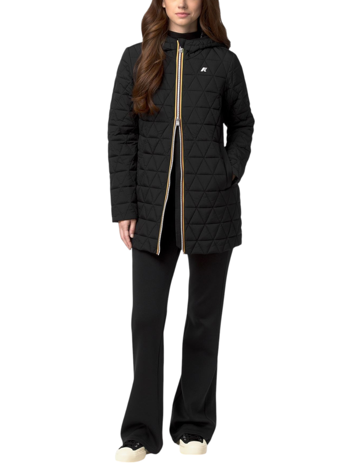 Modella indossa giacca K-Way Sophie Diamond Quilted Warm nera con trapuntatura a rombi e zip iconica, DevidLabel
