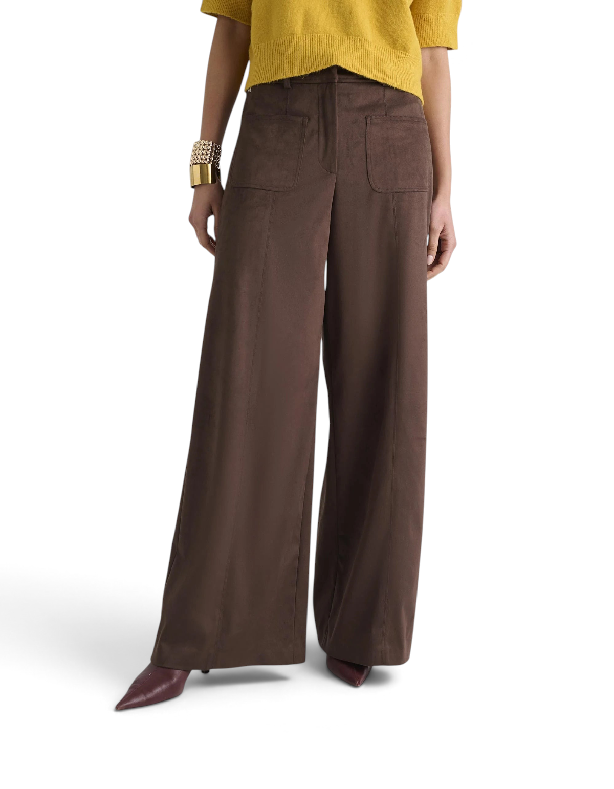 Pantalone straight DevidLabel color potting soil con tasche frontali indossato con maglia gialla