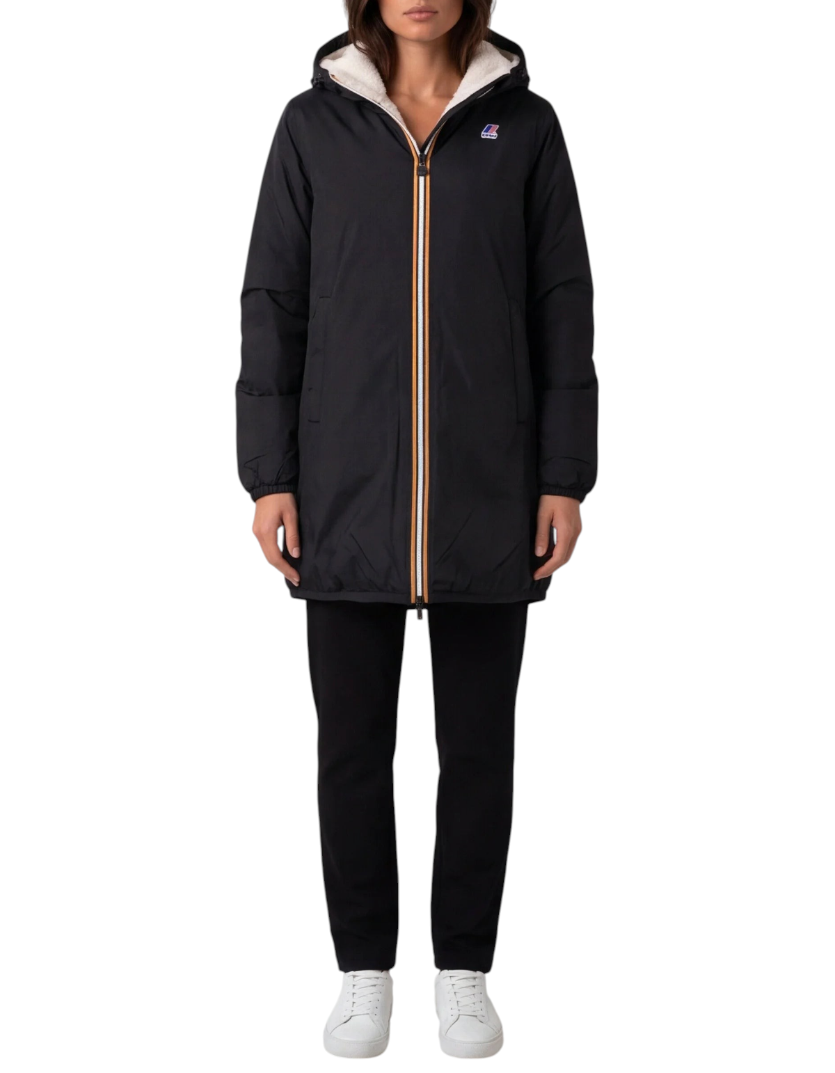 Modella indossa giacca K-Way Jacinthe Orsetto nera con interno in pelliccia sintetica, proposta da DevidLabel