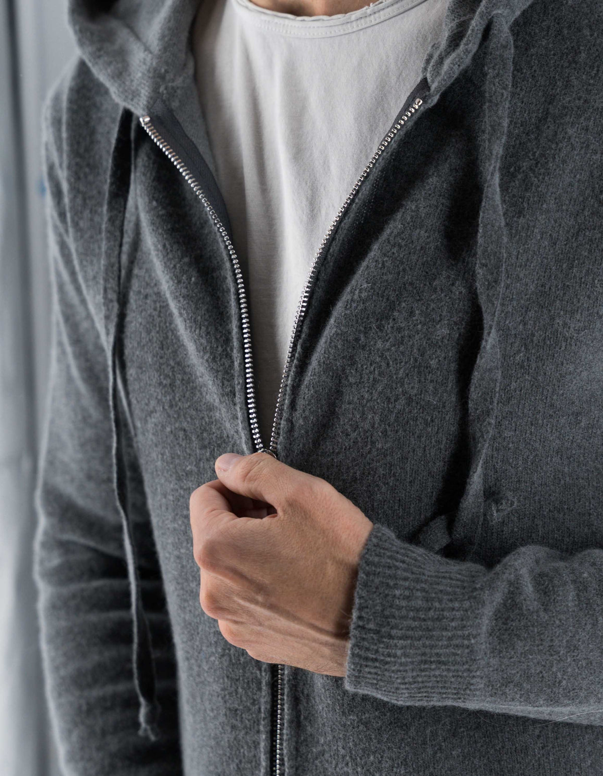 Devid Label Goteborg - Maglia Zip con Cappuccio - Lana Cashmere, Grigio – dettaglio prodotto 4 – Master SKU DL_DL010_GRIGIO_SCURO