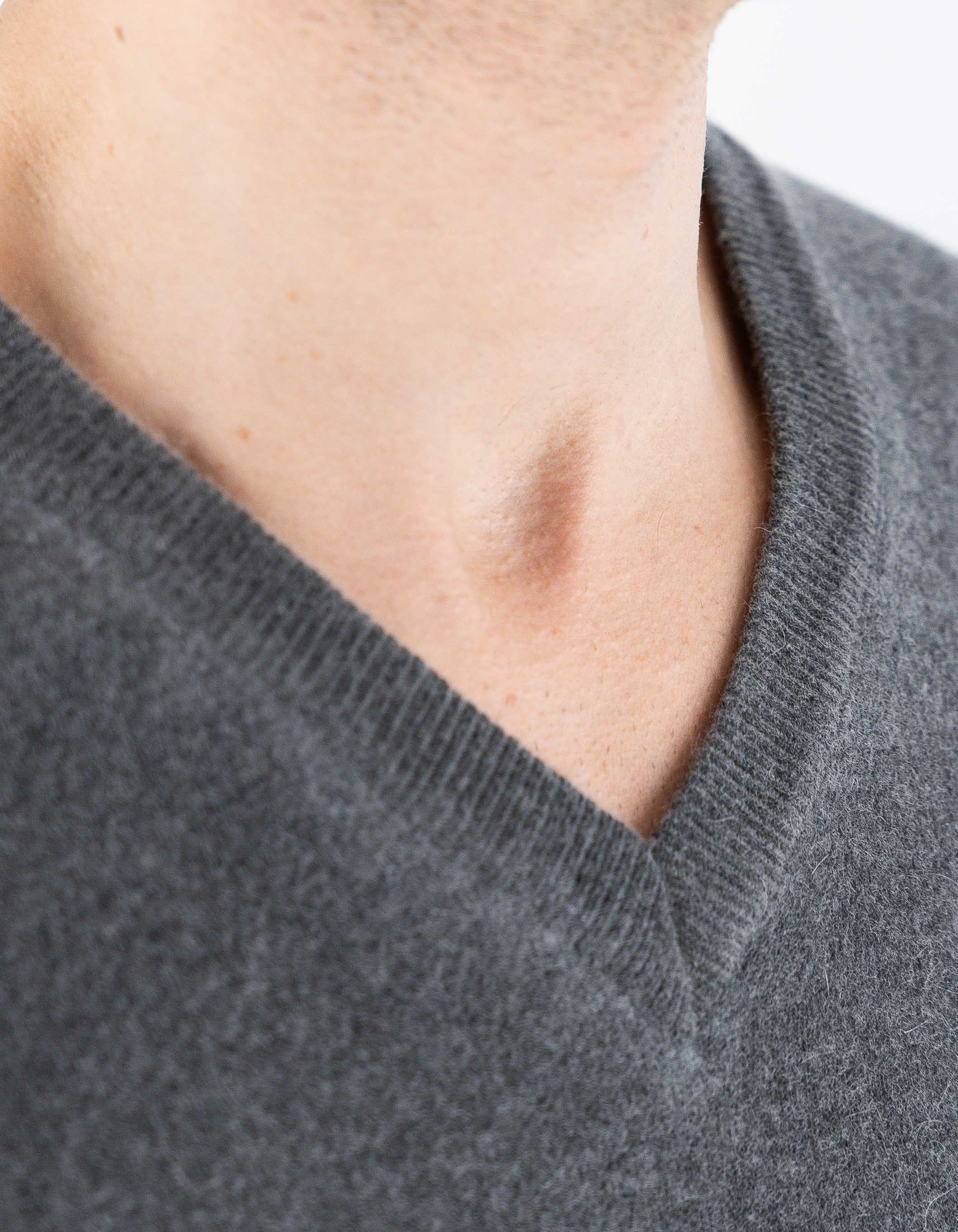 Devid Label Helsinki - Maglia Scollo V - Lana Cashmere, Grigio – dettaglio prodotto 2 – Master SKU DL_DL011_GRIGIO_CAMPIONE