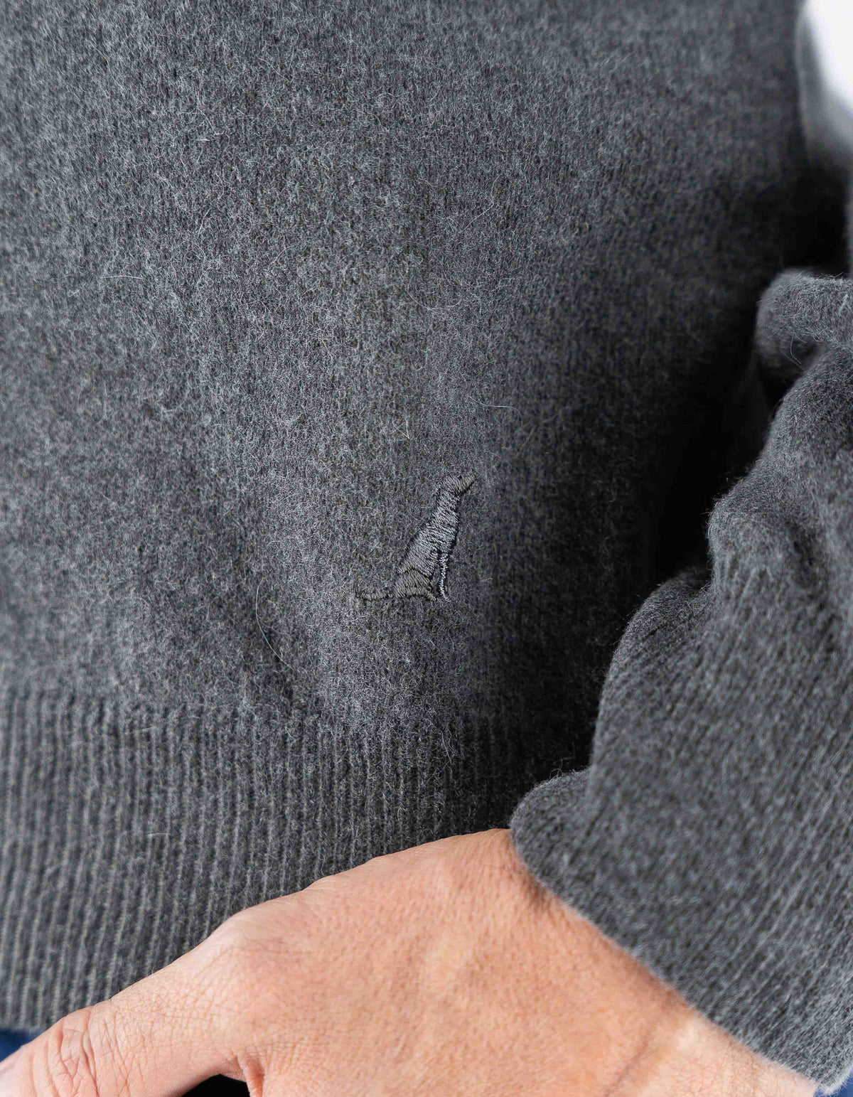 Devid Label Helsinki - Maglia Scollo V - Lana Cashmere, Grigio – dettaglio prodotto 4 – Master SKU DL_DL011_GRIGIO_CAMPIONE