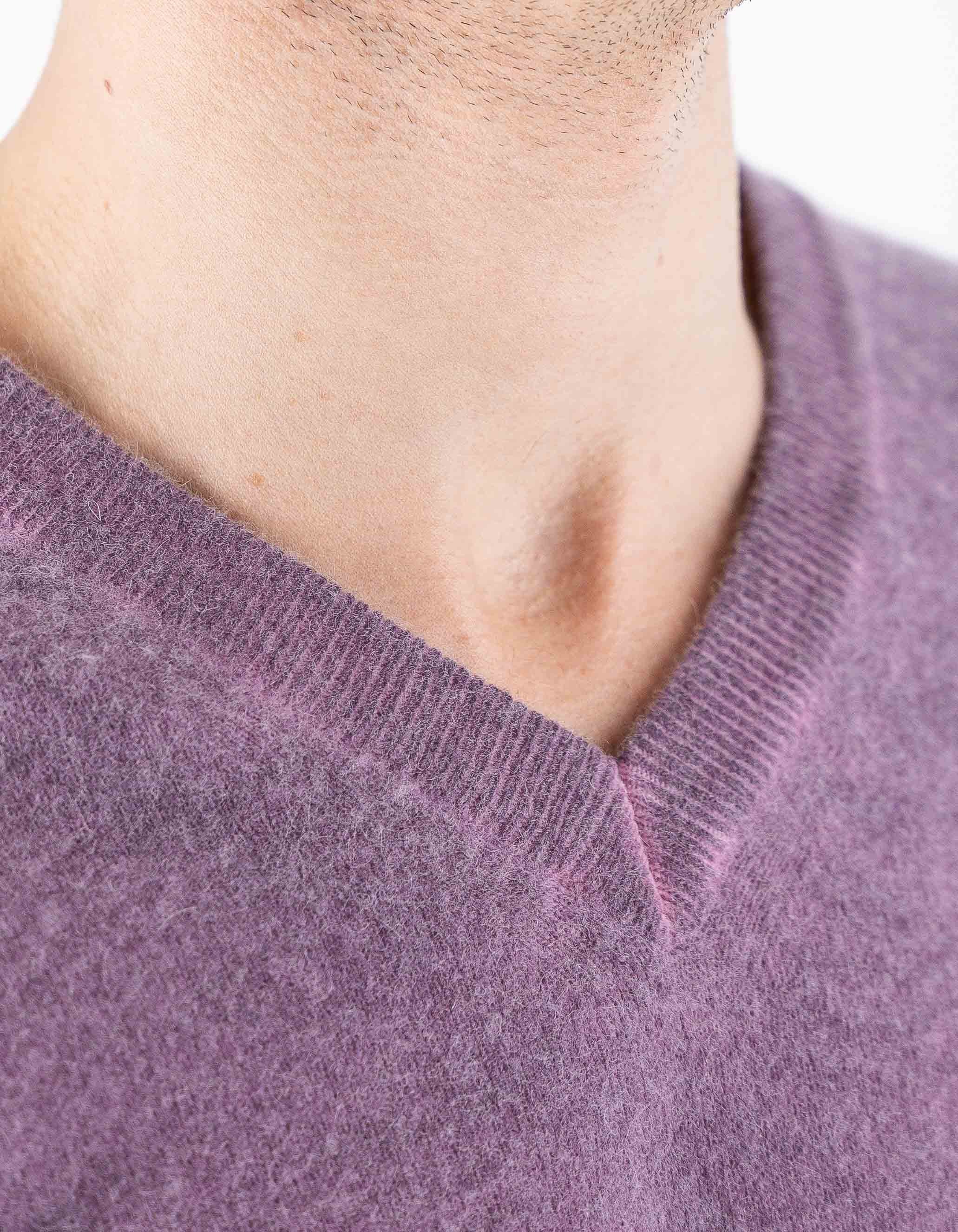 Devid Label Helsinki - Maglia Scollo V - Lana Cashmere, Viola – dettaglio prodotto 2 – Master SKU DL_DL011_22805_POLPA_VIOLA