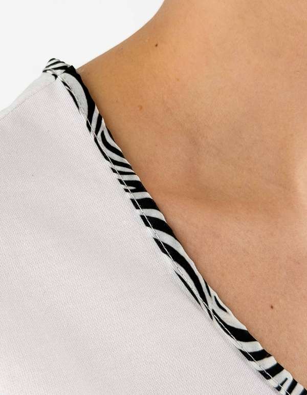 Devid Label Savannah - T-shirt Scollo V - Zebra Print, Bianco – dettaglio prodotto 2 – Master SKU DL_V COLLAR ZEBRA BIANCO