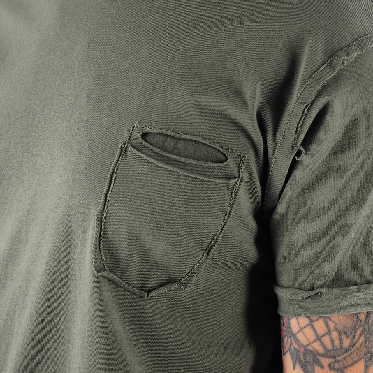 Devid Label Shiro - T-shirt Girocollo con Taschino - Essential, Verde Militare – dettaglio prodotto 2 – Master SKU DL_SHIRO VERDE MILITARE