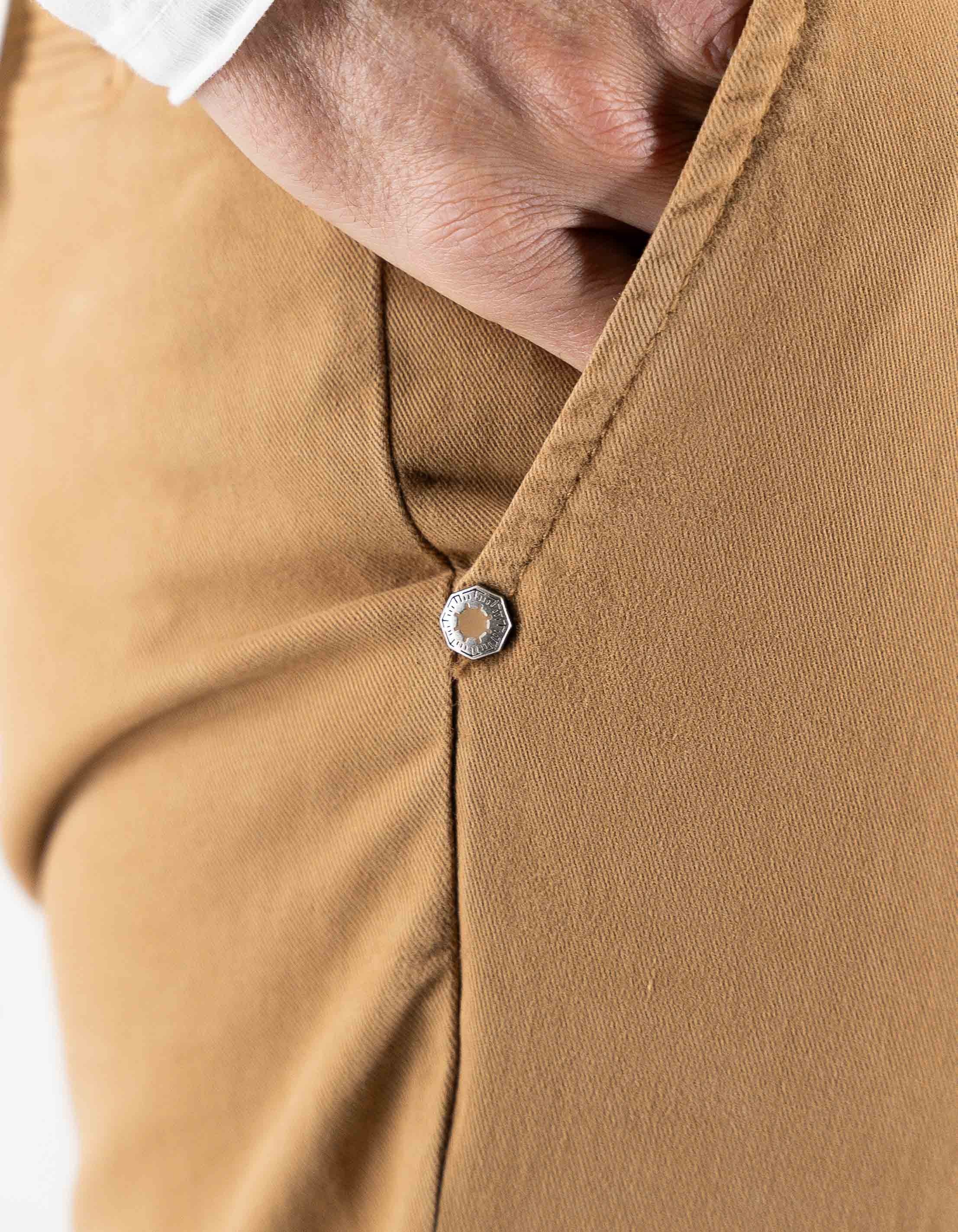 Devid Label Stanford - Pantalone Chino - Classic, Camel – dettaglio prodotto 4 – Master SKU DL_CHINO_IMP_ESS1030-COL108