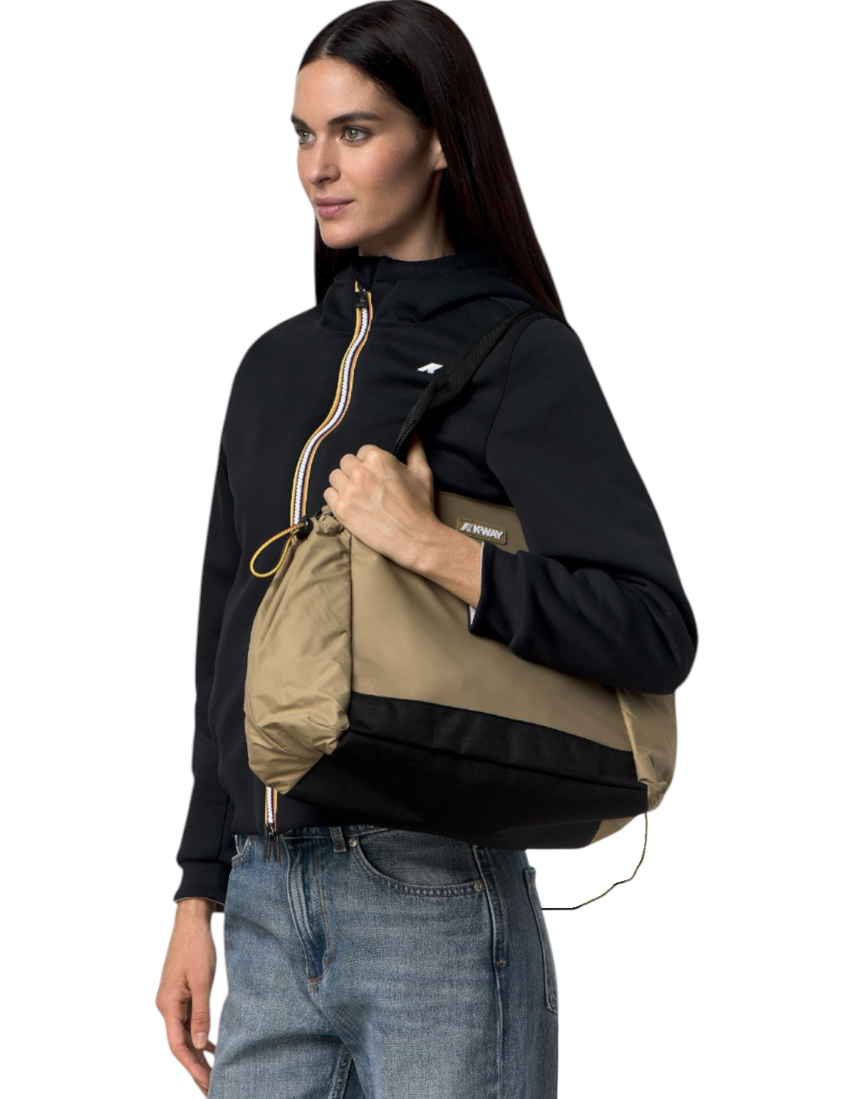 Modella indossa borsa K-Way Aisy beige khaki DevidLabel con design funzionale e dettagli tecnici a spalla
