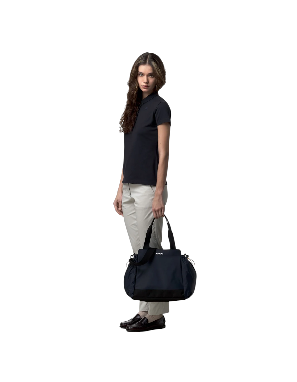 Modella indossa borsa K-Way Aisy Blue Depth di DevidLabel, design compatto e funzionale per uso quotidiano