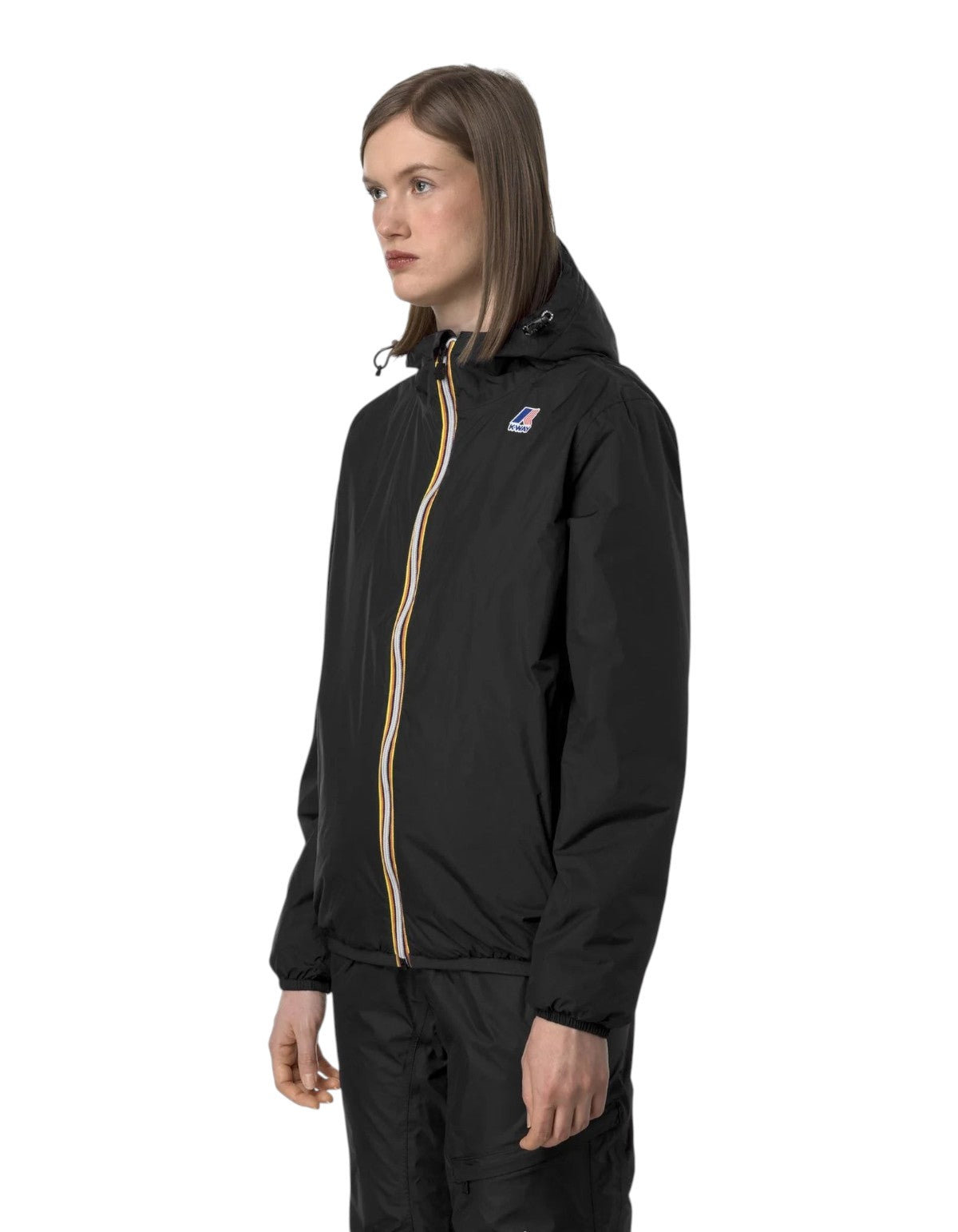 Modella indossa giacca K-Way Le Vrai 4.0 Claude Warm blu scuro con zip iconica, proposta da DevidLabel