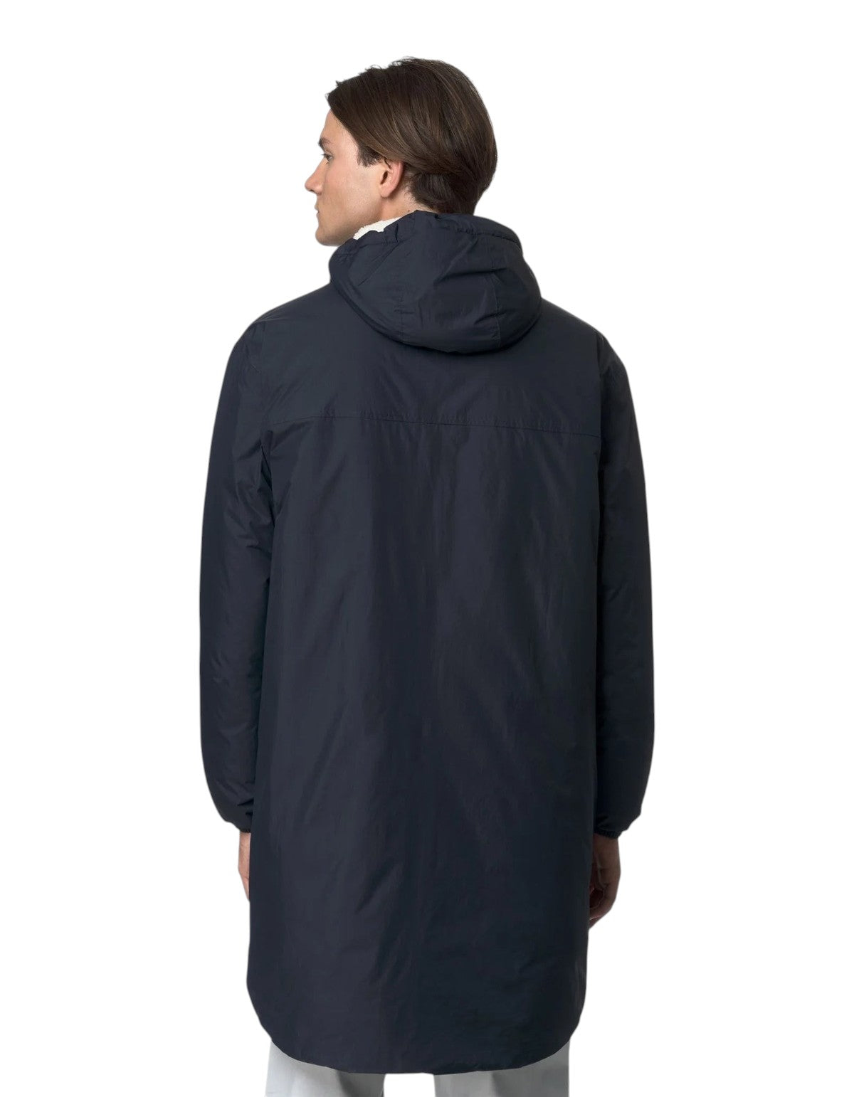 Vista posteriore della giacca K-Way Le Vrai 4.0 Eiffel East Orsetto Blue Depth indossata da un modello, DevidLabel