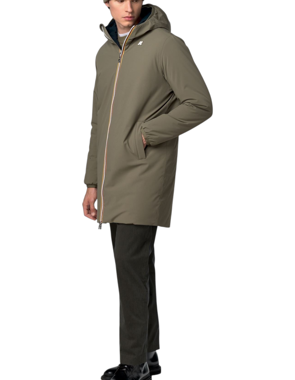 Modello indossa giacca K-Way Jacob ST Warm Double reversibile color verde militare e blu scuro con zip iconica