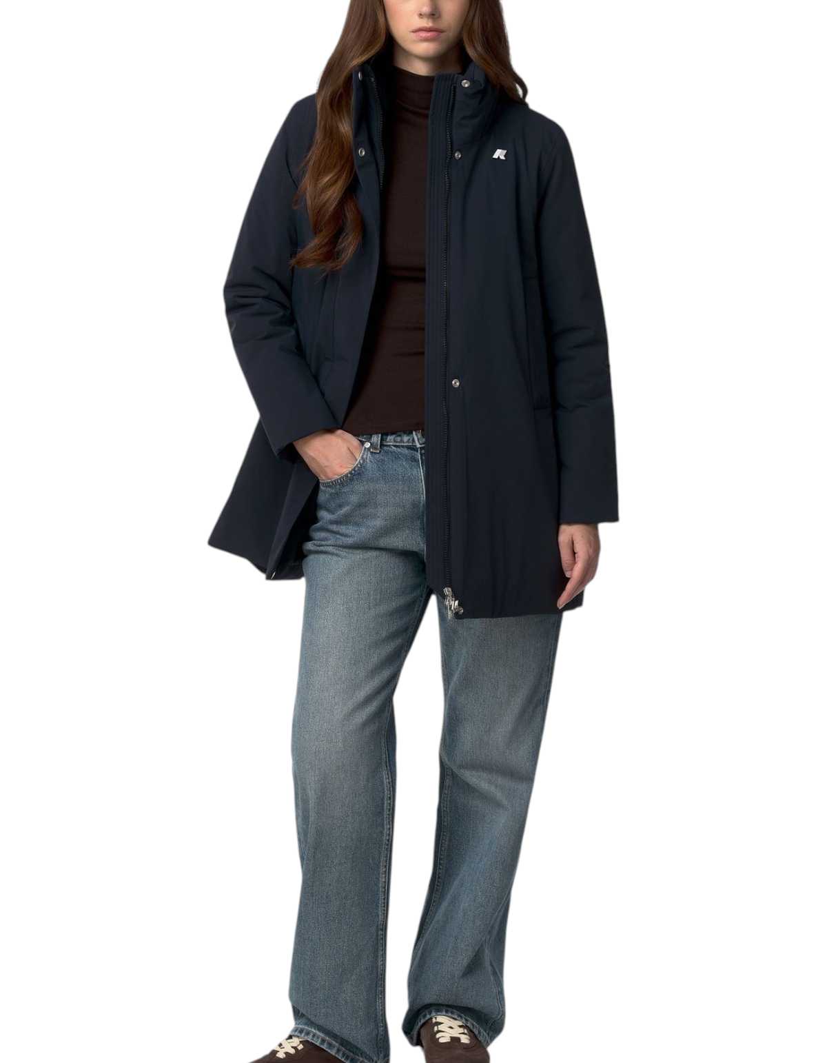Modella indossa giacca K-Way Marla ST Warm blu scuro con cappuccio, abbinata a jeans e maglia, DevidLabel.